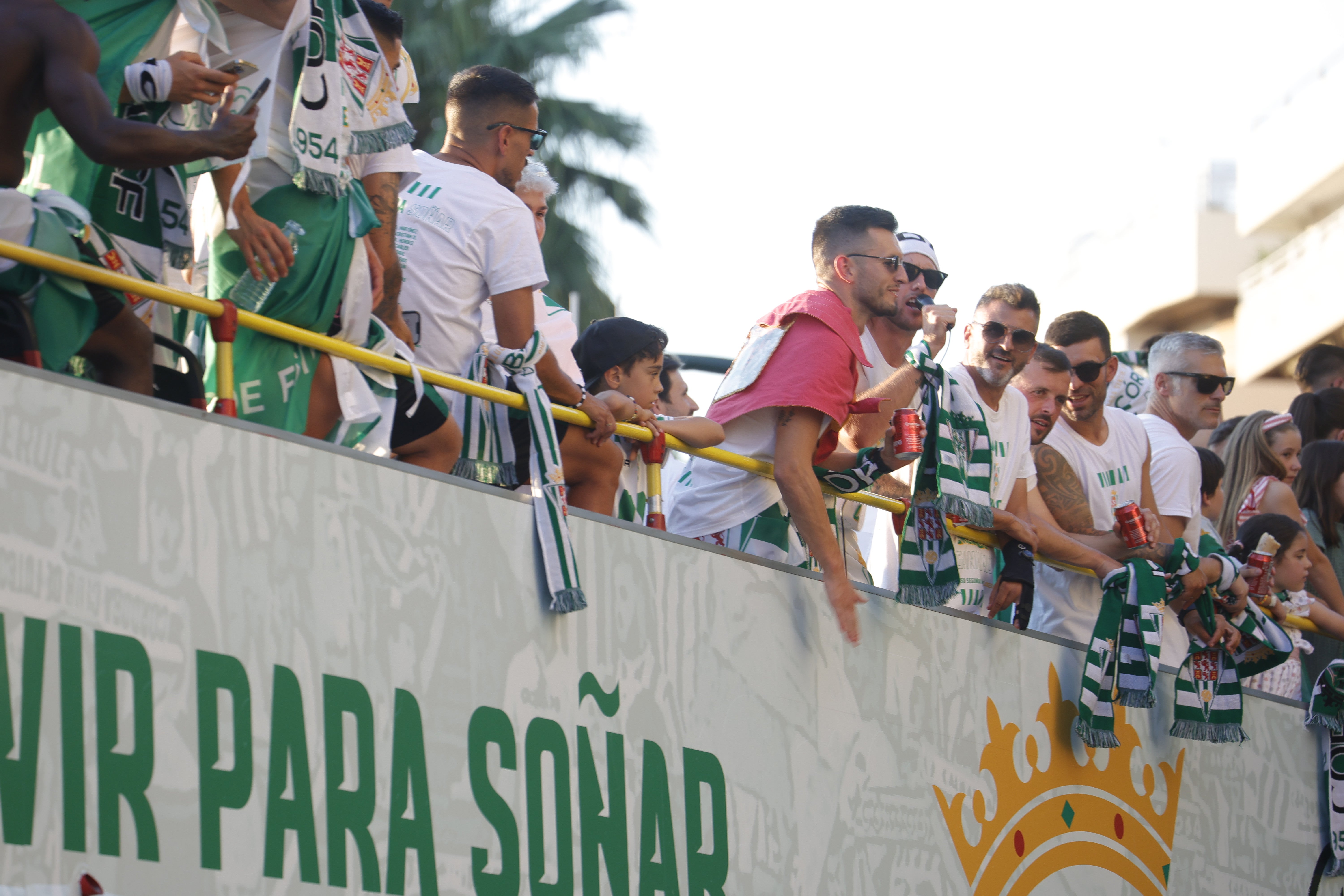 Las imágenes de la multitudinaria rúa del Córdoba CF por las calles