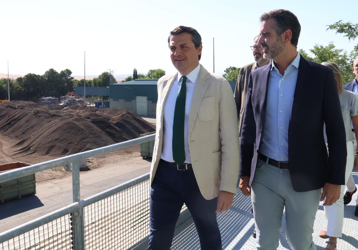 El alcalde y el consejero de Medio Ambiente, este lunes en su visita a las instalaciones de Sadeco