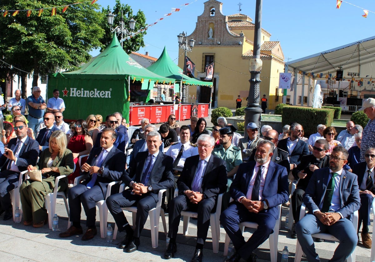 Álvaro Gutiérrez, junto al alcalde de Ugena, Félix Gallego, y otros alcaldes de La Sagra