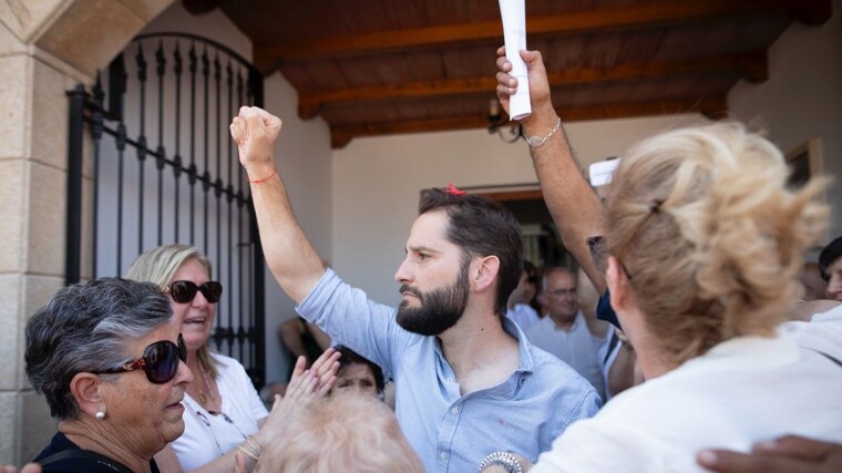 El socialista Pedro José Sánchez abandona el pleno arropado por seguidores