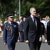 El Rey pronuncia su último discurso mientras Robles viaja a Letonia para reunirse con él