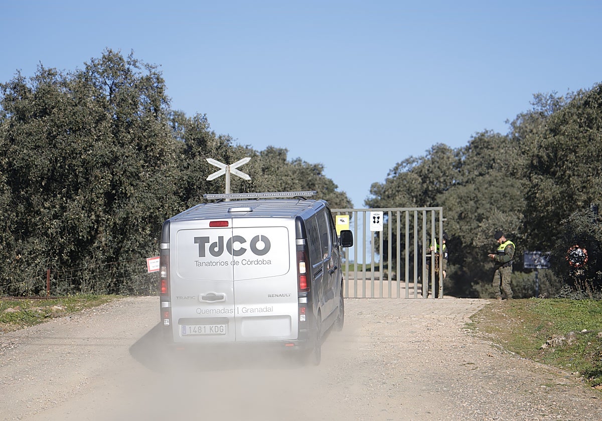 Un furgón del tanatorio entra en la base de Cerro de Muriano
