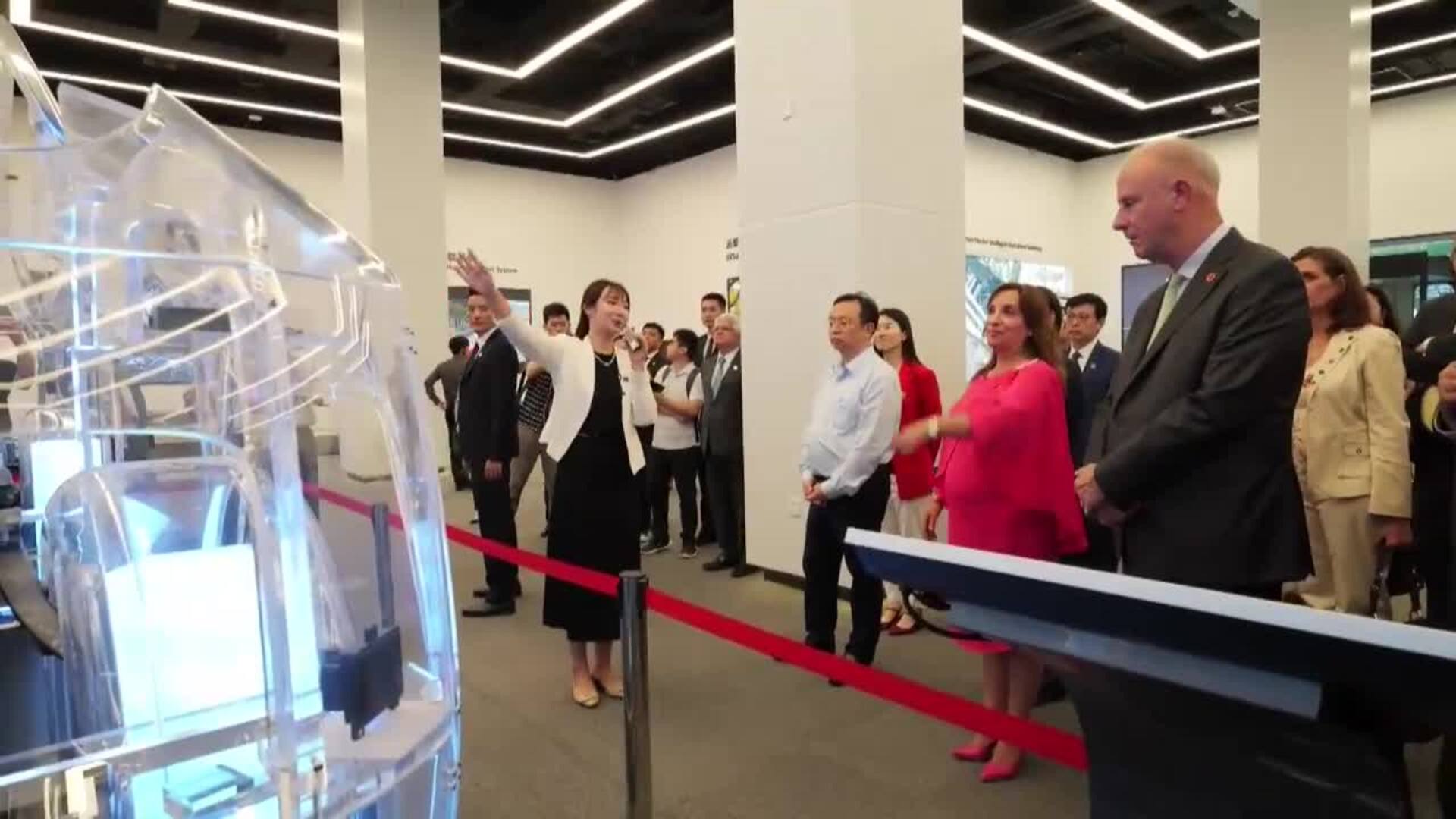 Boluarte preside en China la firma de un acuerdo con Huawei para formar talentos digitales