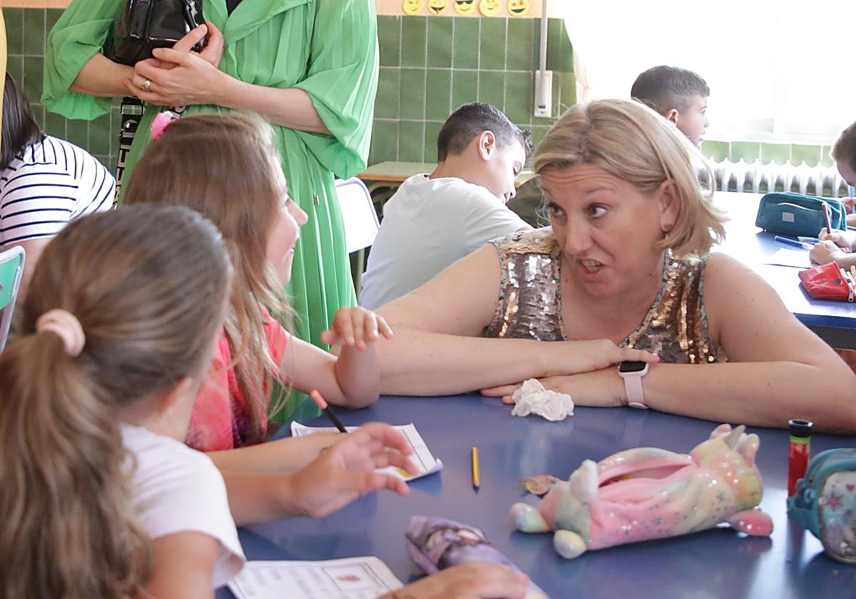 Isabel Blanco, ayer junto a escolares del programa 'Conciliamos' en Zamora