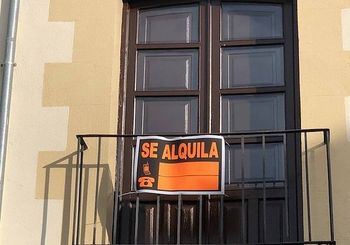 Cartel de 'Se alquila' colgado en el balcón de una vivienda