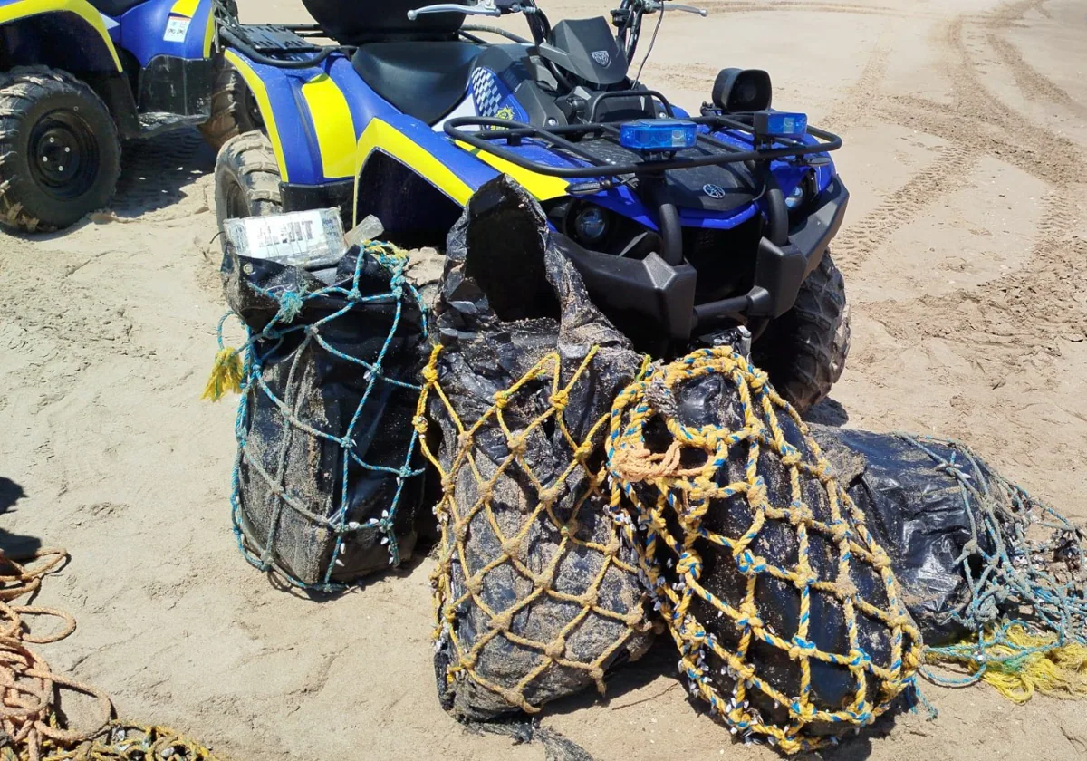 Imagen de las cuatro sacas con cocaína encontrada en la playa de El Saler