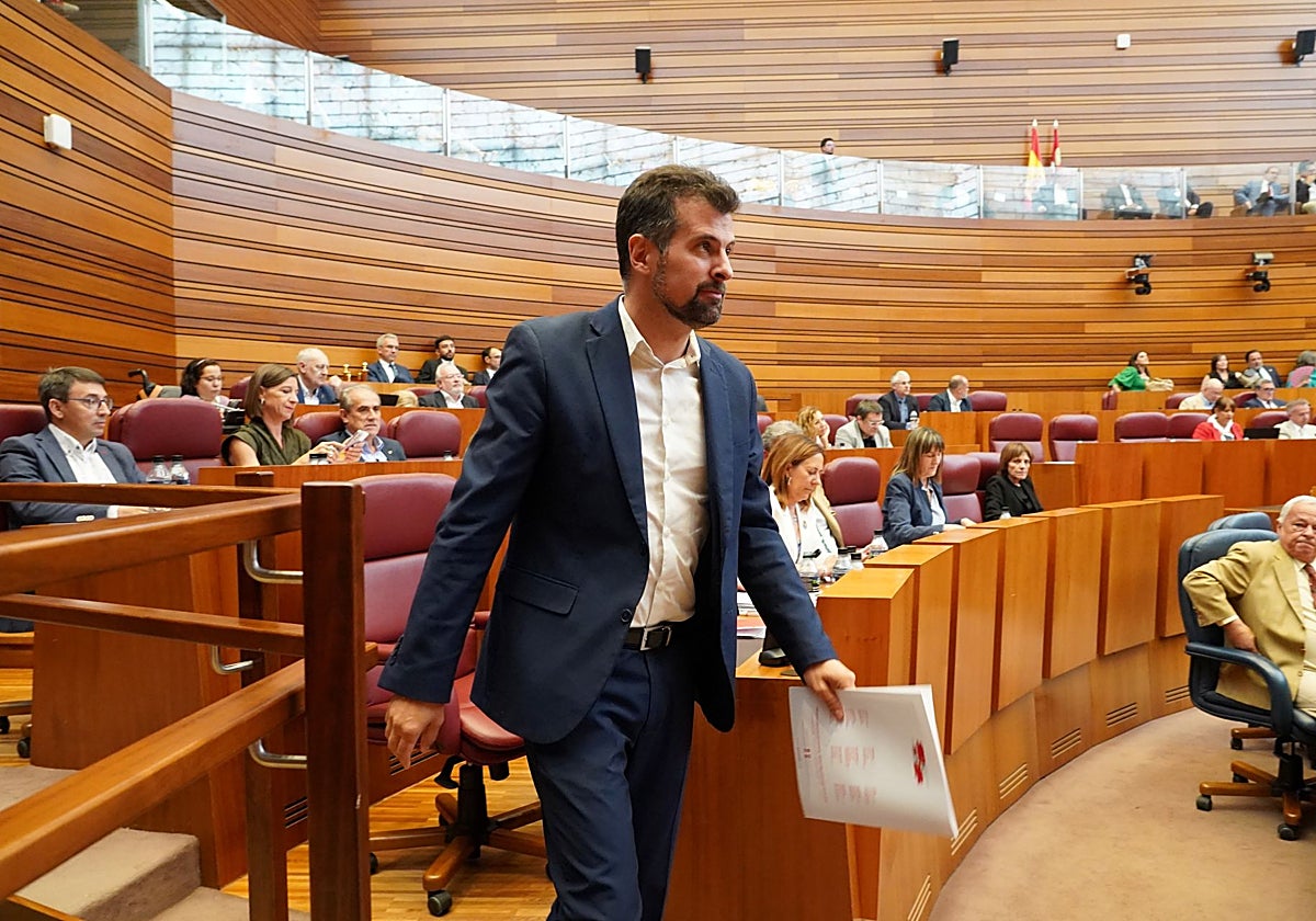 El portavoz del Grupo Socialista, Luis Tudanca, en el debate de política general se dirige a la tribuna de oradores en las Cortes