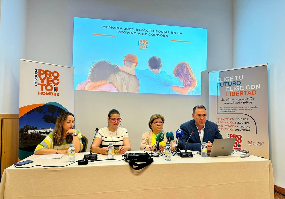 Berta Aparicio, Eva Contador, Dolores Sánchez y Jesús Tamayo durante la presentación de la memoria de Proyecto Hombre