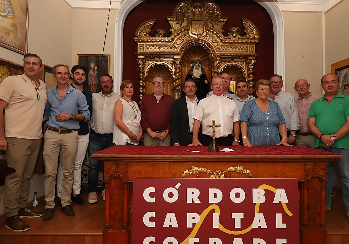 Manuel Murillo, con su junta de gobierno, en la Agrupación de Cofradías
