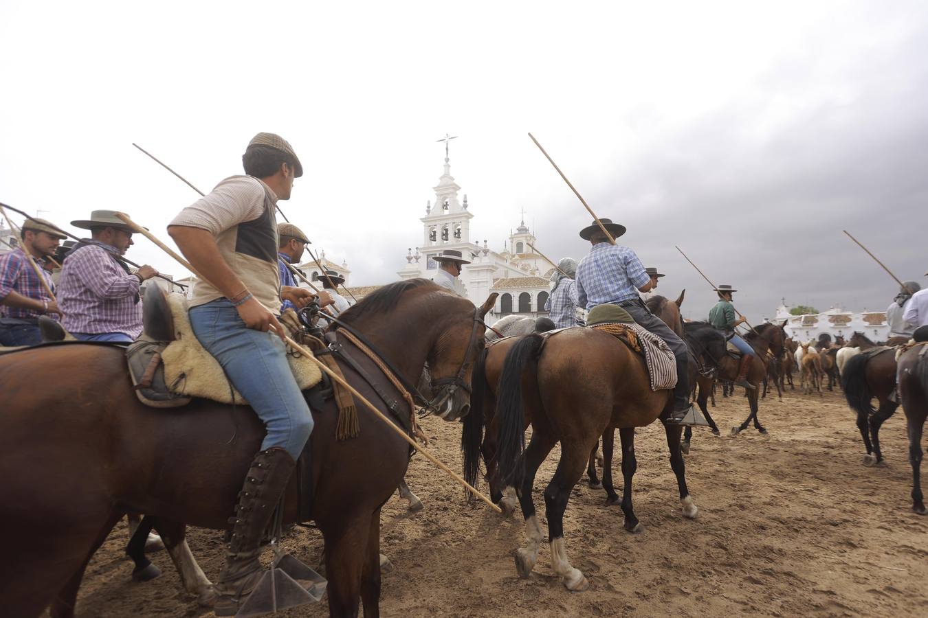 Espectaculares imágenes de la Saca de las Yeguas a su paso por El Rocío