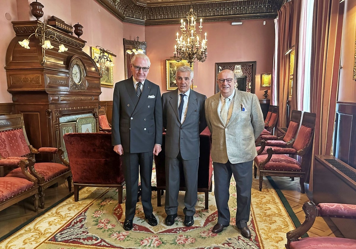 Samaranch (c.), junto a Francisco Gaudier, presidente del Círculo, y Santi Fisas