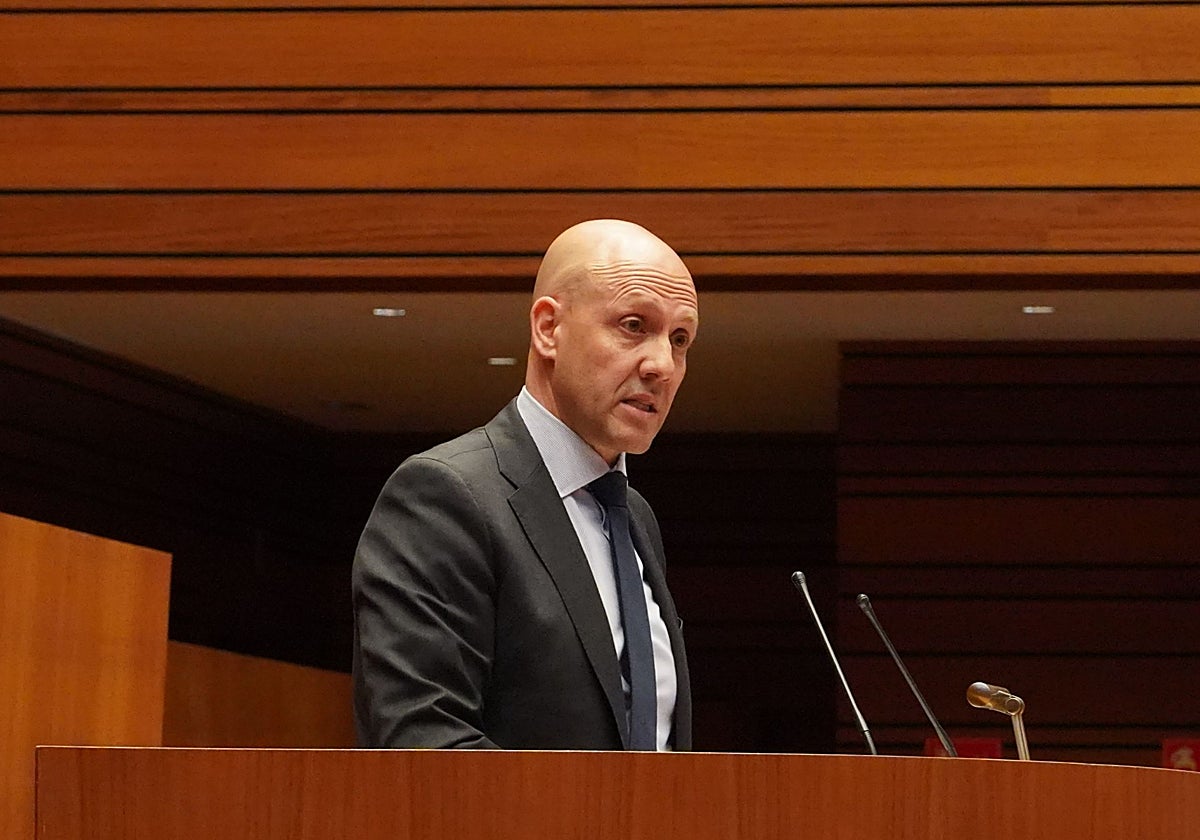 El portavoz de Vox en las Cortes de Castilla y León, Carlos Menéndez, durante su intervención