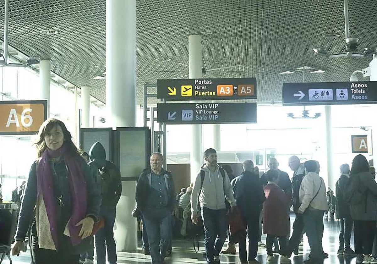 Viajeros caminando en el aeropuerto de Rosalía de Castro, en Santiago, en abril