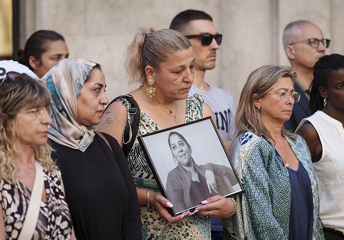 Minuto de silencio por las dos víctimas  de la noche de Sant Joan en el barrio de la Font de la Pòlvora