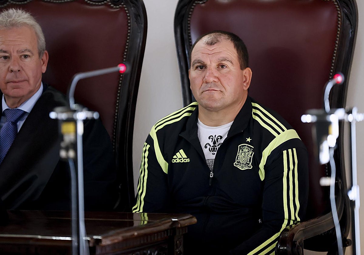 Vasile, a la derecha, y su abogado