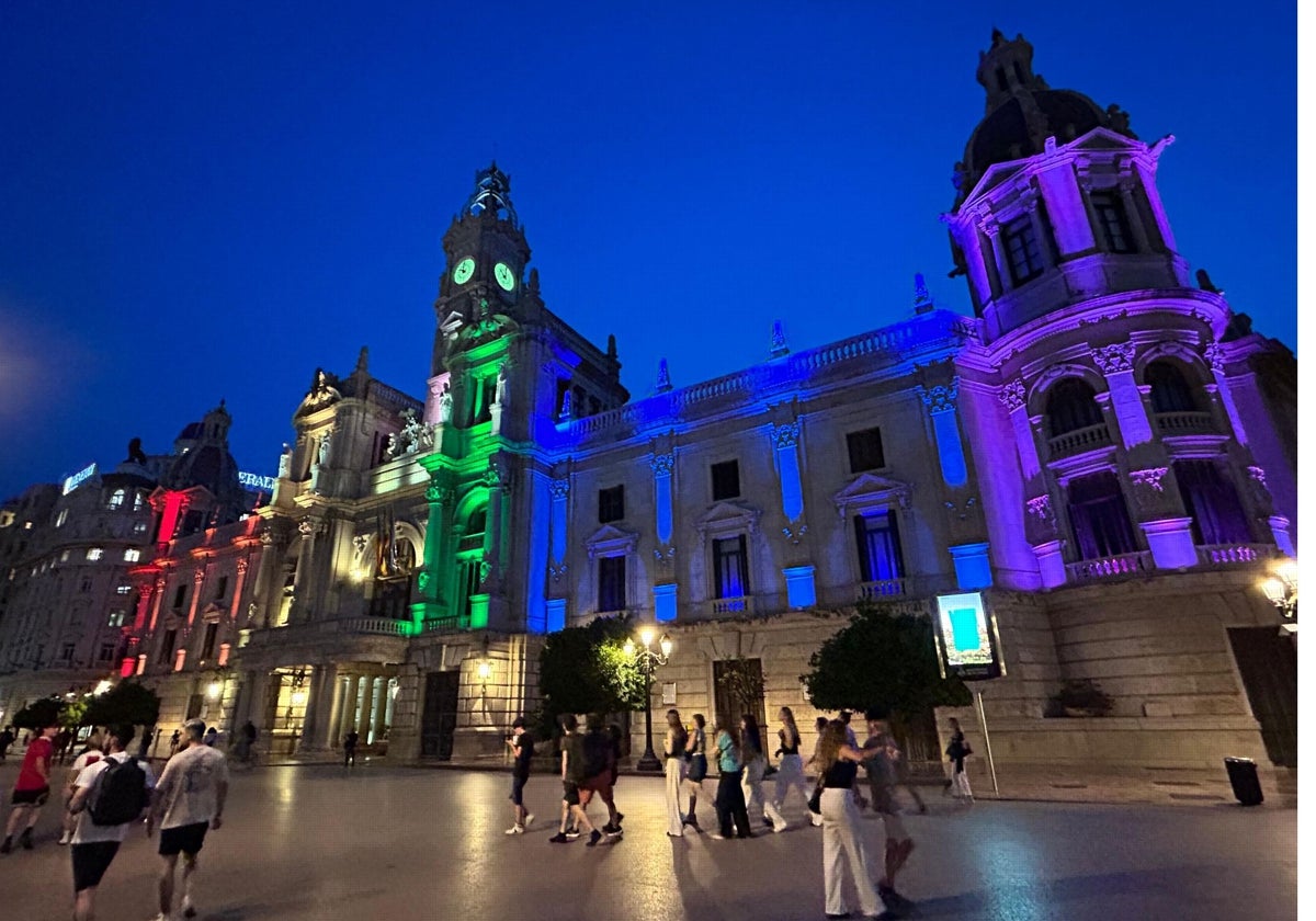 Imagen del Ayuntamiento de Valencia iluminado con los colores del Arco Iris