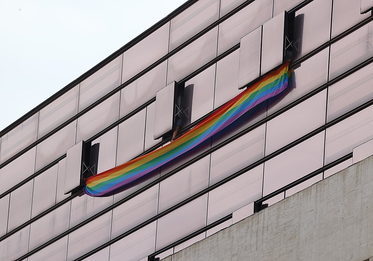 La bandera arcoíris, en las ventanas de los despachos del PSOE