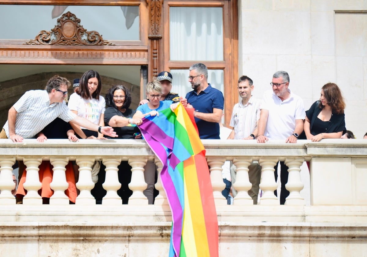 Concejales de Compromís cuelgan una bandera LGTBI en el balcón del Ayuntamiento de Valencia