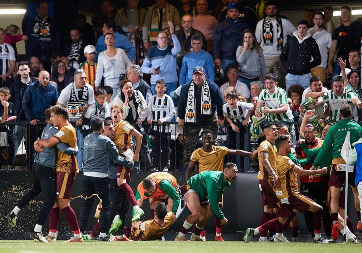 Los jugadores del Córdoba celebran el gol de Simo en el descuento en Castalia