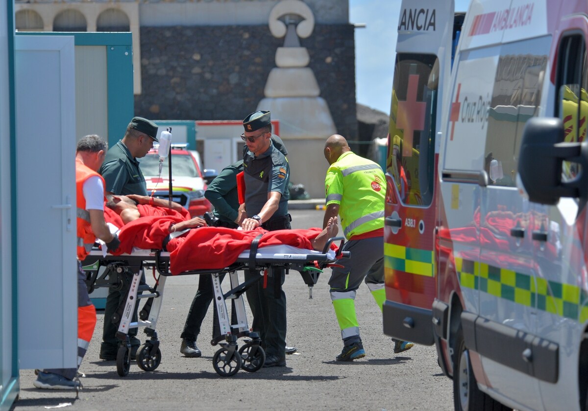 Uno de los ocupantes de la barcaza recibe asistencia médica en el puerto de La Restinga