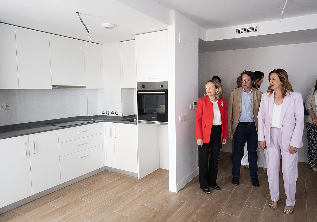 La alcaldesa de Valencia, María José Catalá, y la presidenta del BEI, Nadia Calviño