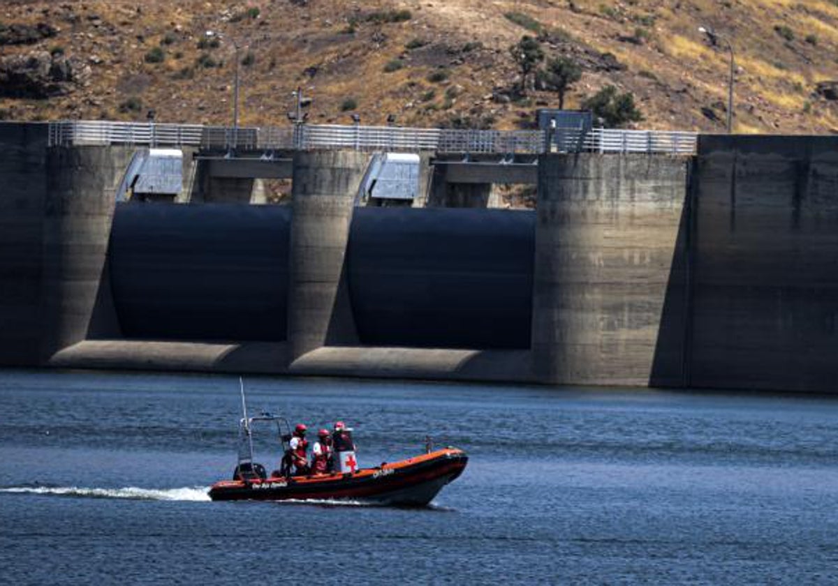 Una patrulla de la Cruz Roja, en el pantano de San Juan