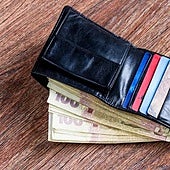 Encuentra una cartera en la calle con 800 euros y la entrega a la Policía: «Hizo lo que toca»