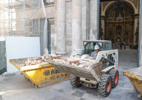 Imagen secundaria 1 - Obreros trabajando en la labor de desescombro en la iglesia de la Vera Cruz de Valladolid