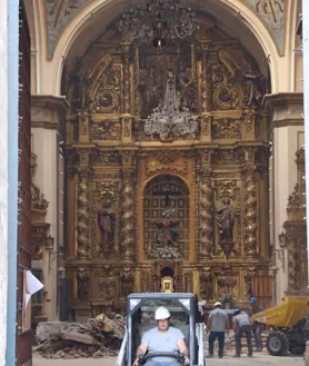 Imagen secundaria 2 - Obreros trabajando en la labor de desescombro en la iglesia de la Vera Cruz de Valladolid