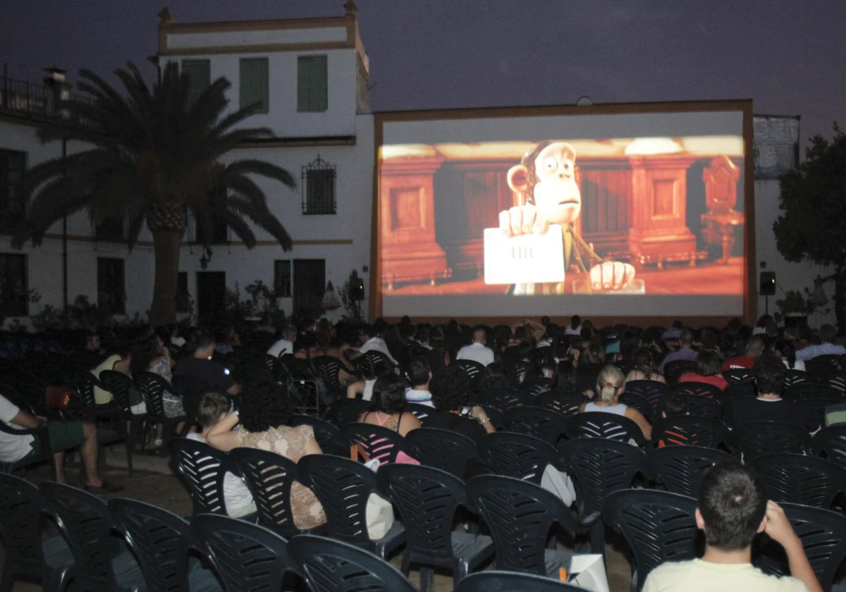 Proyección de una película en el cine de verano Coliseo San Andrés