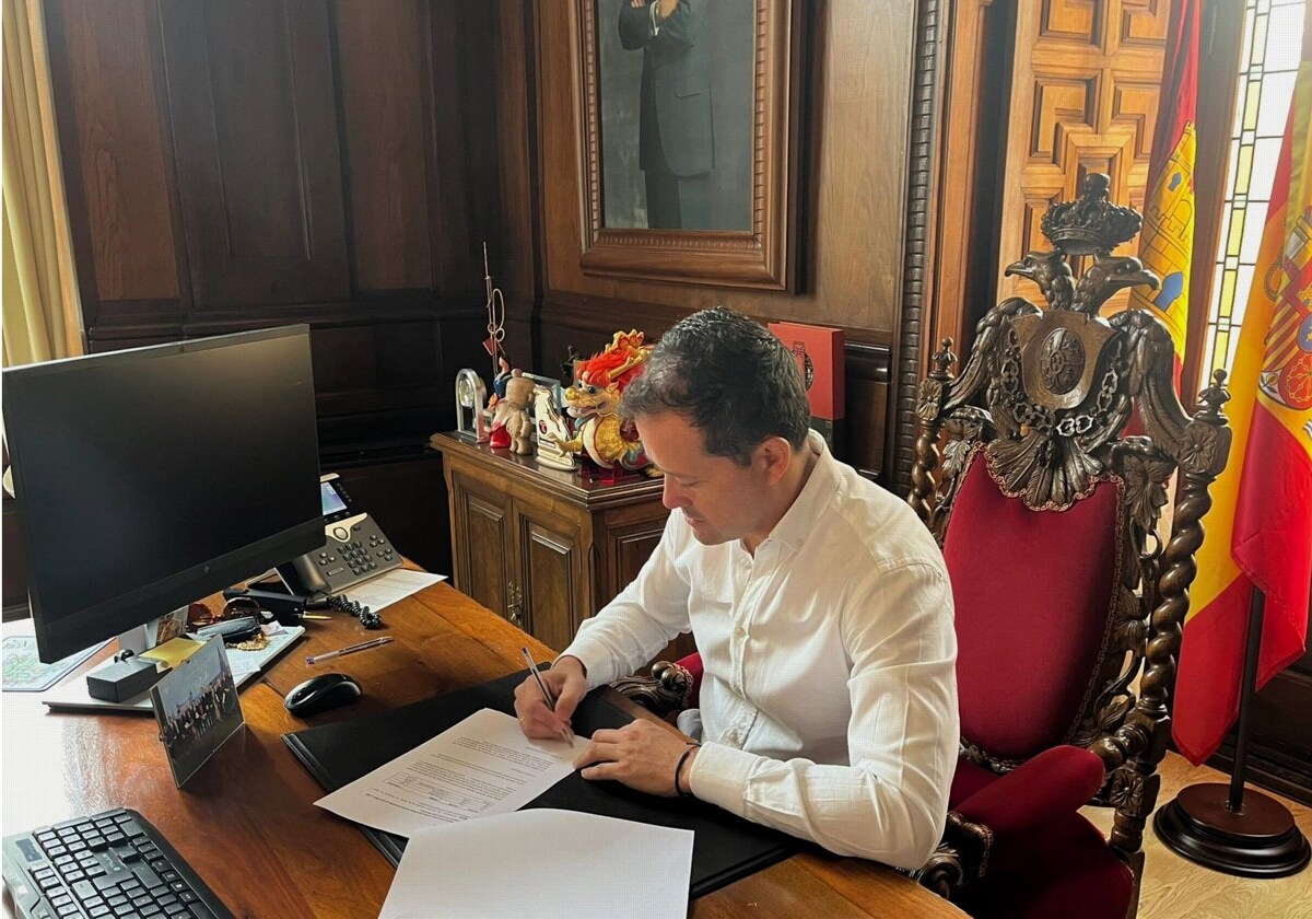 Velázquez firma la carta dirigida a la consejería de Sanidad