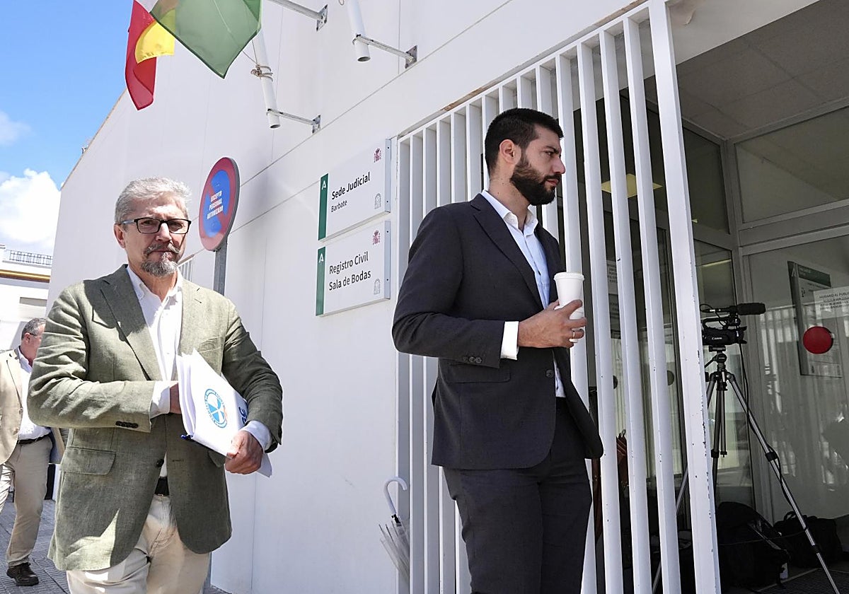 Dos de los abogados de los guardias supervivientes