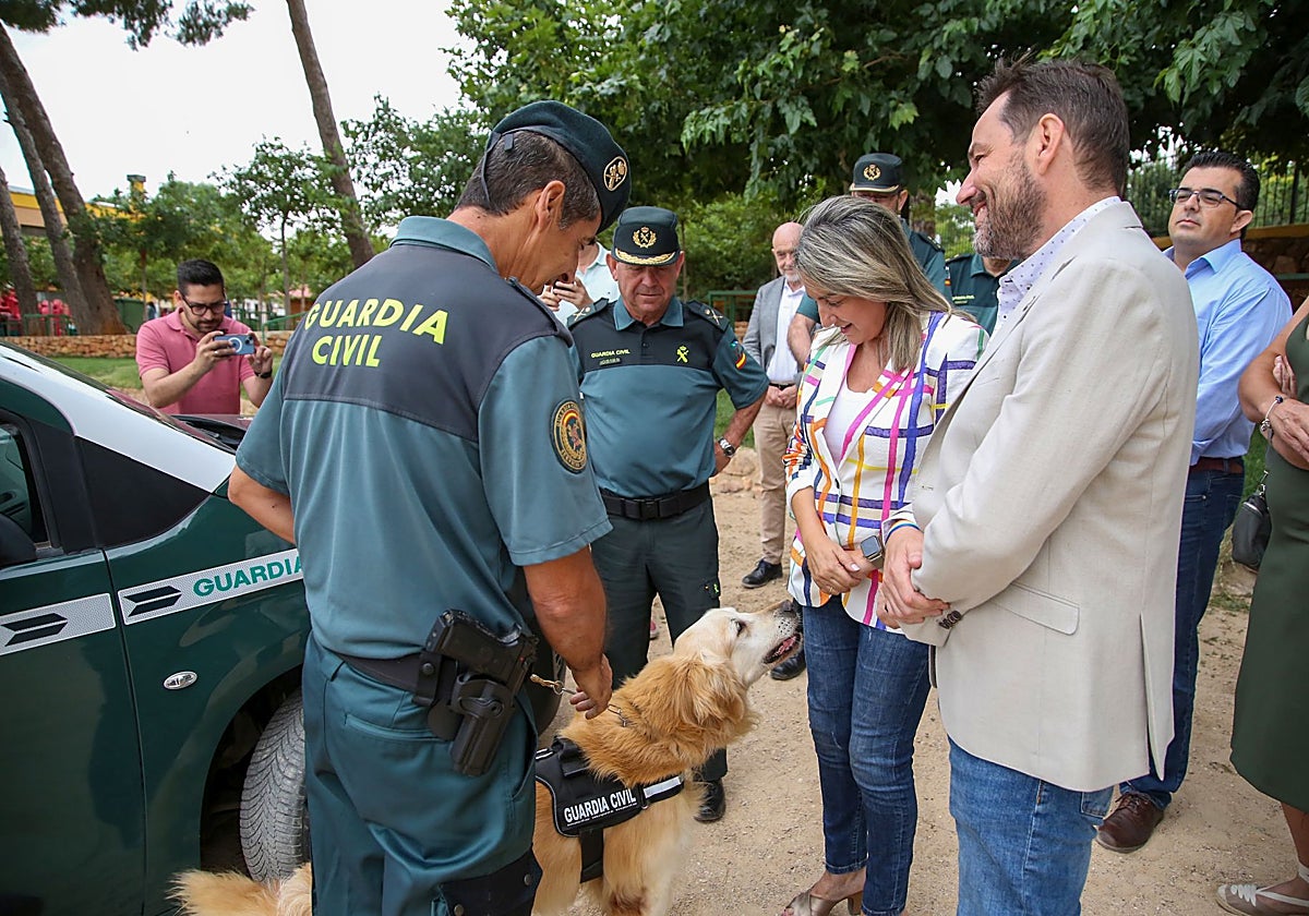 La delegada del Gobierno, Milagros Tolón, con un perro de la Guardia Civil en las Lagunas de Ruidera