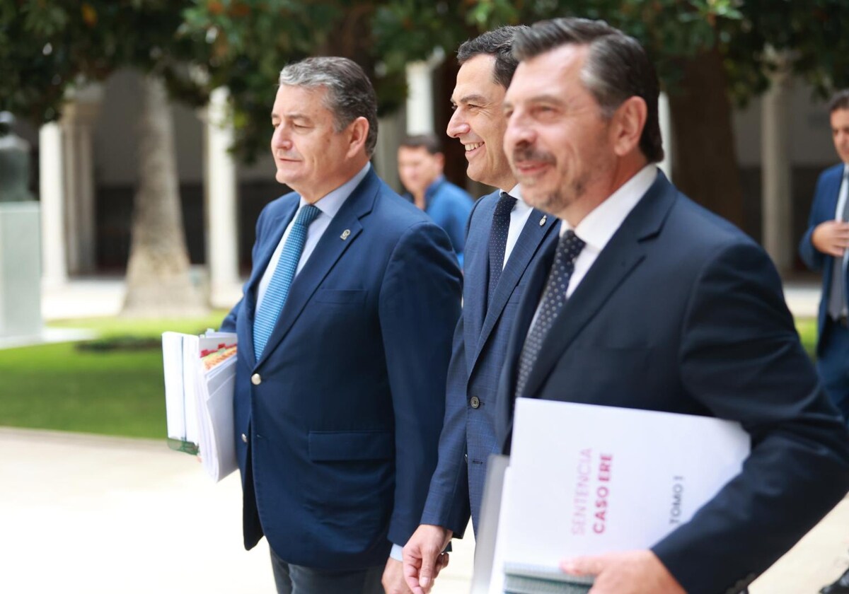 Toni Martín,. Juanma Moreno y Antonio Sanz, en el Parlamento con la sentencia de los ERE