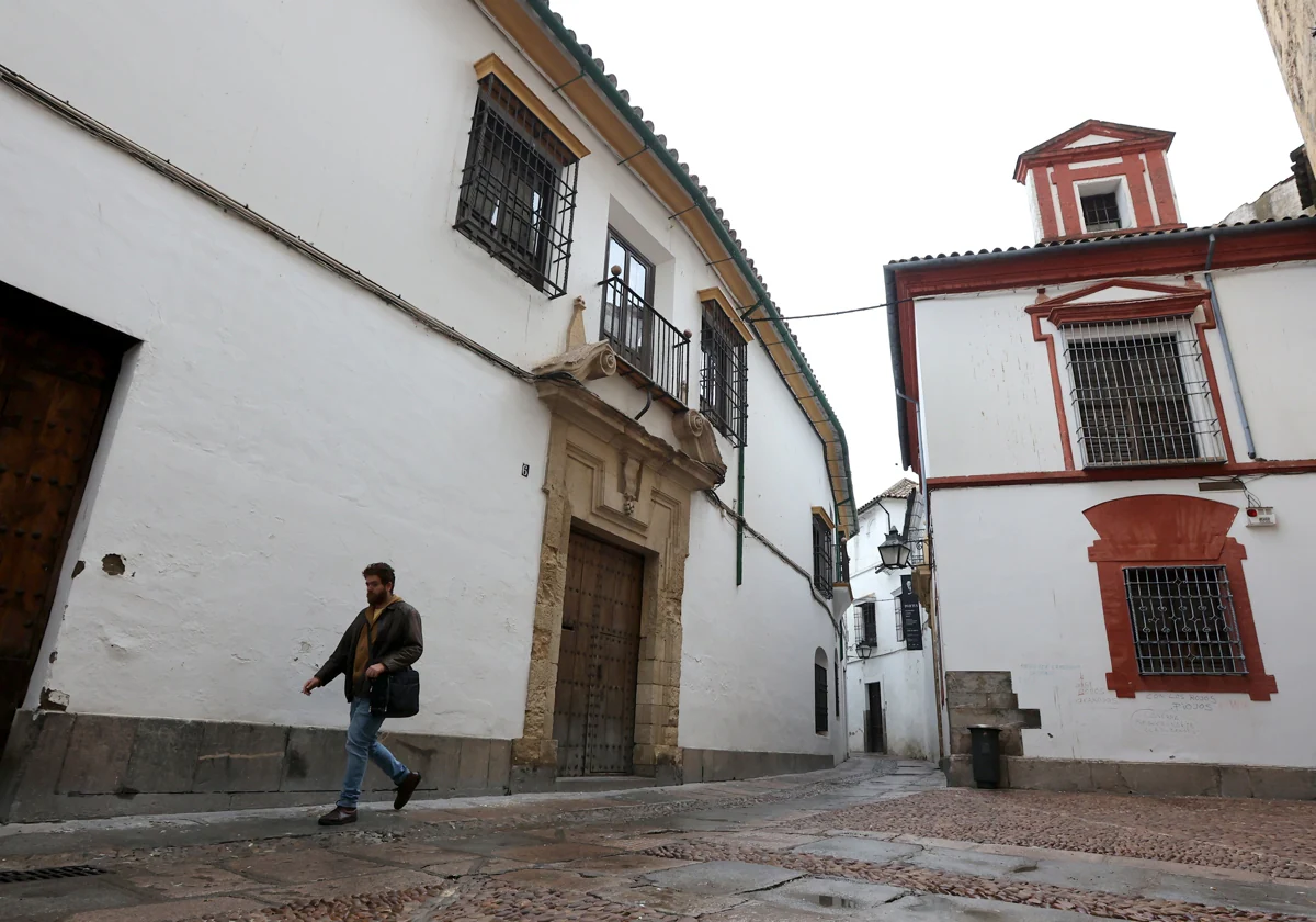 A la izquierda, fachada principal de la casa de los Condes de Zamora Riofrío