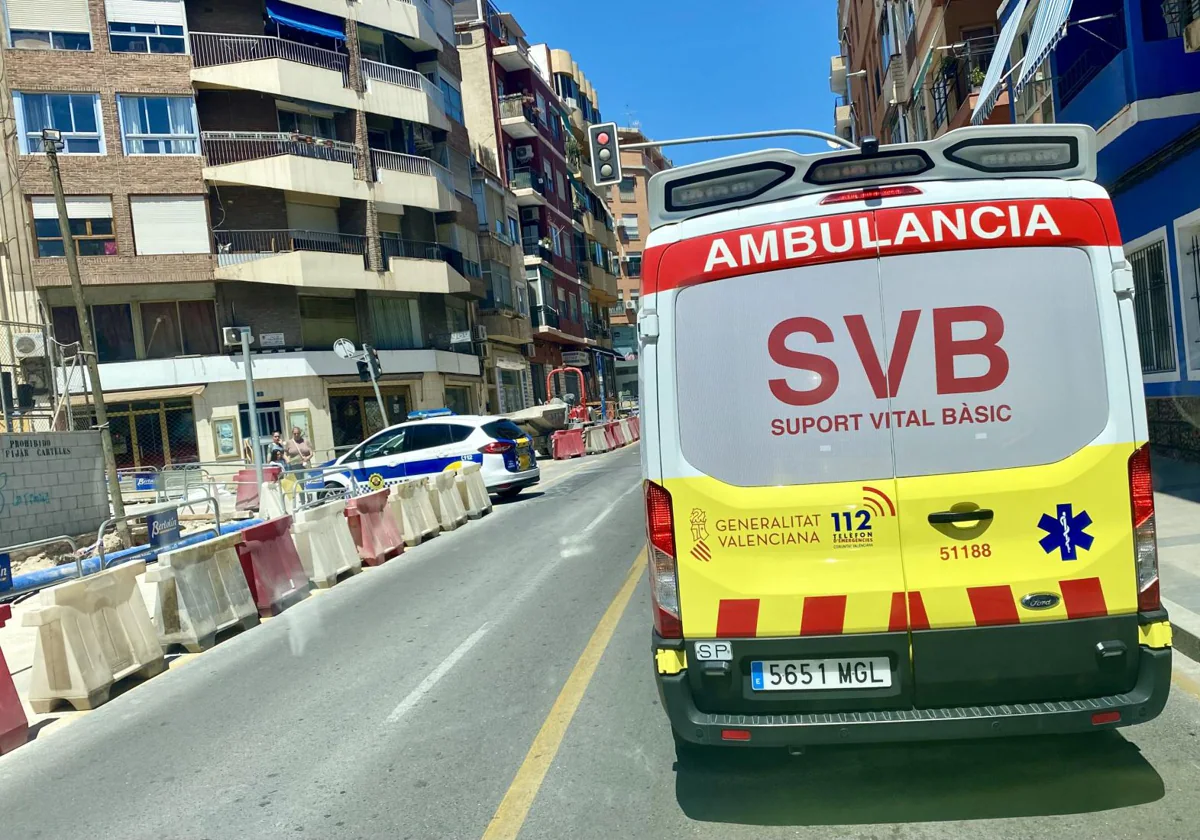 Imagen de archivo de una ambulancia en Alicante