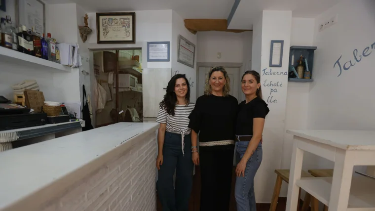 Ana Gener, en el centro, con Isabel Pizarro y Cristina MIlán, camarera y ayudante de cocina, en el interior de Échate pá llá