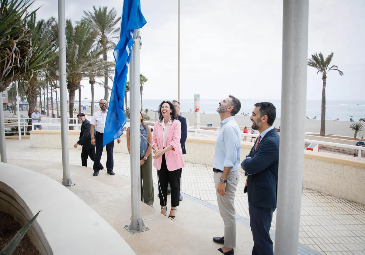 Ramón Fernández-Pacheco asiste al izado de las banderas de calidad del Ayuntamiento de Almería junto a la alcaldesa