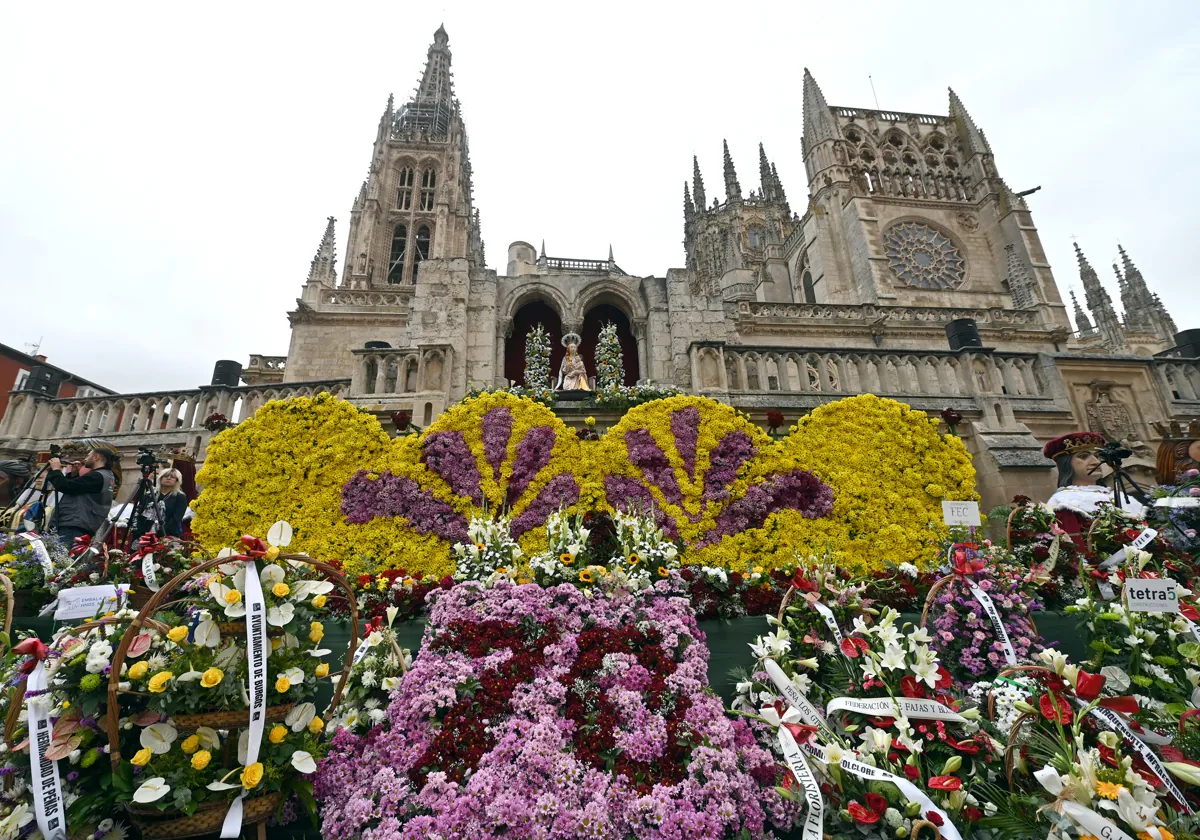 Ofrenda floral a los pies de la Catedral