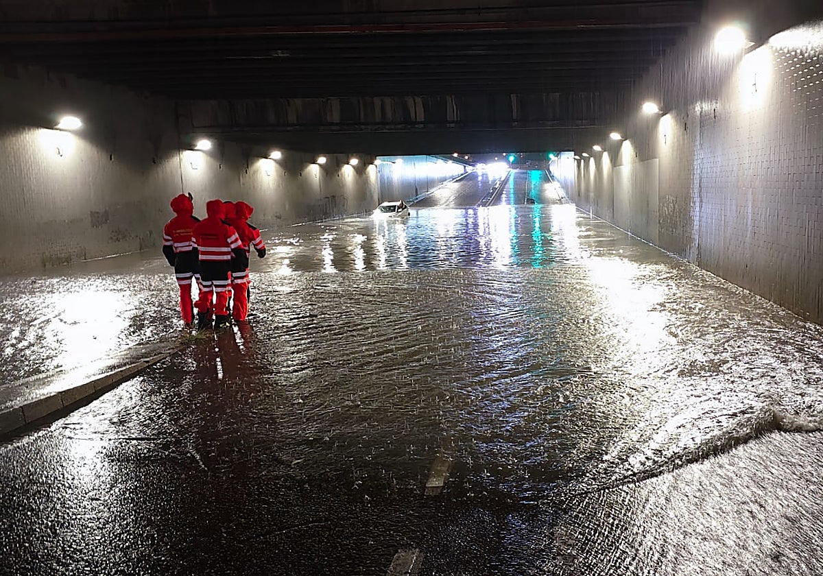 El túnel de la circular completamente anegado