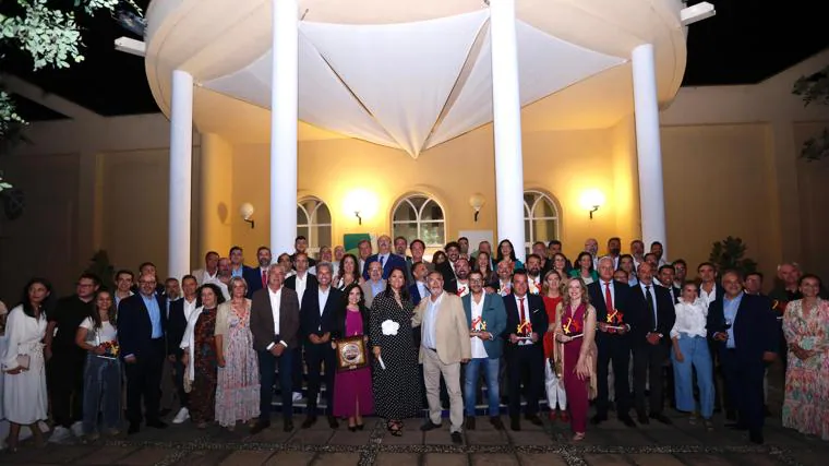 Foto de familia de los participantes en el Encuentro REA, celebrado en el Jardín Botánico