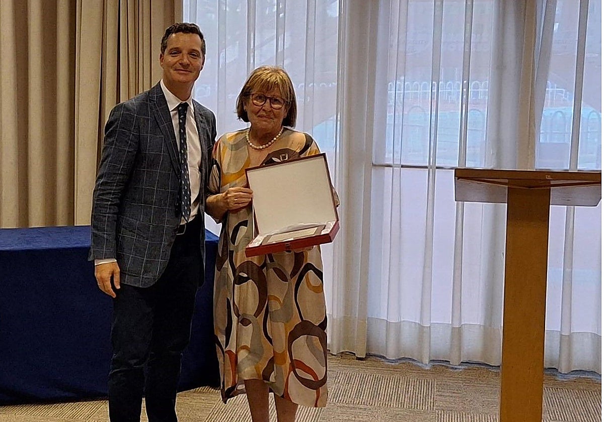 La viuda de Enrique del Castillo recoge una placa de reconocimiento