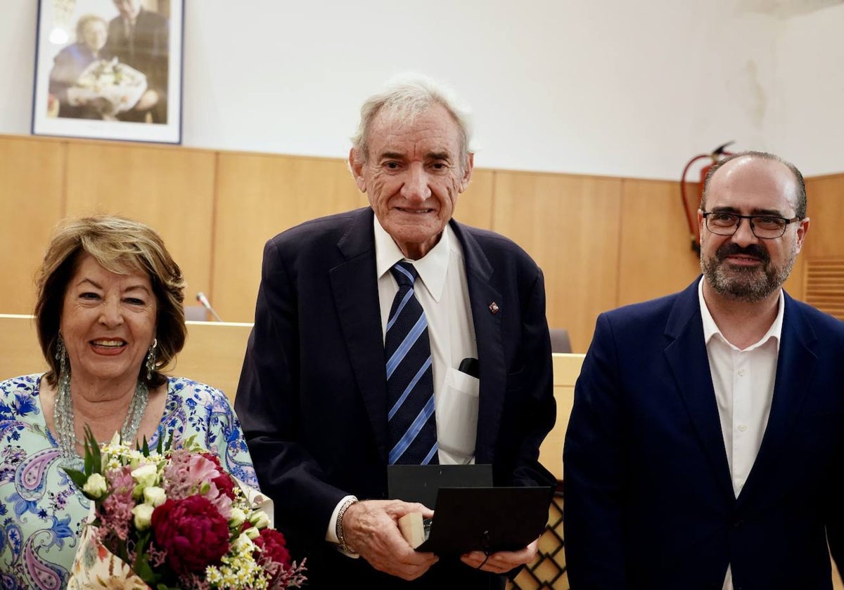 Homenaje del Ayuntamiento de Ponferrada al periodista Luis del Olmo con motivo de la firma de un nuevo convenio de cesión de su colección radiofónica