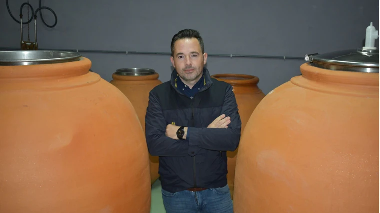 Lorenzo López Orosco, entre las tinajas donde se crían los vinos de La Niña de Cuenca