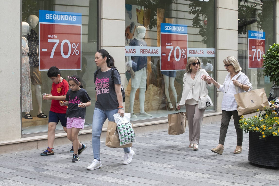 Las descafeinadas rebajas de verano en Córdoba, en imágenes