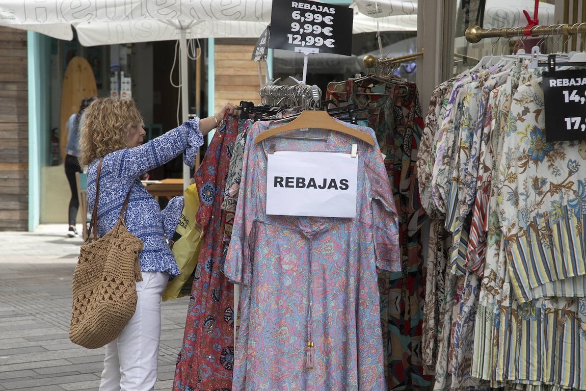 Las descafeinadas rebajas de verano en Córdoba, en imágenes