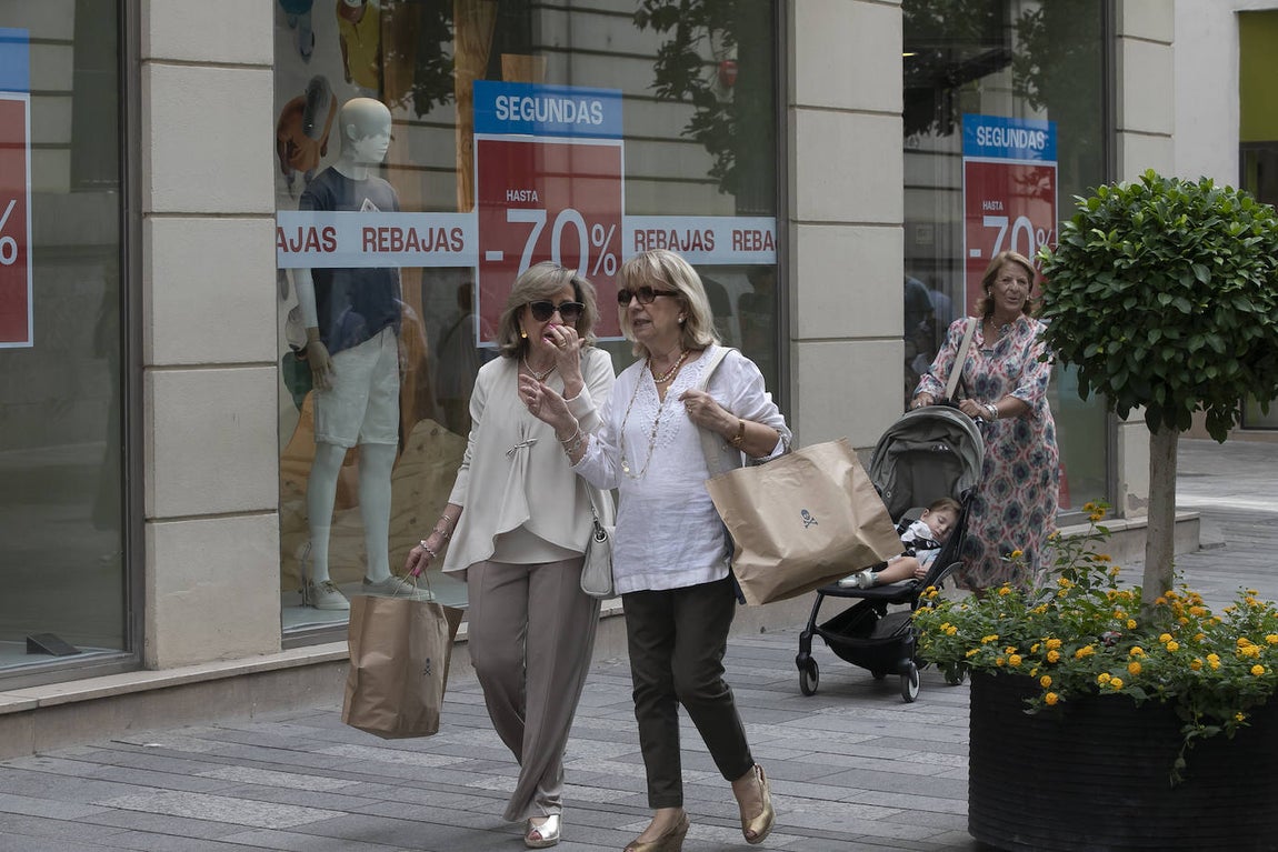 Las descafeinadas rebajas de verano en Córdoba, en imágenes