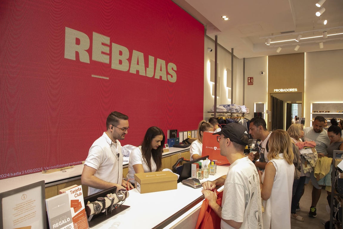 Las descafeinadas rebajas de verano en Córdoba, en imágenes