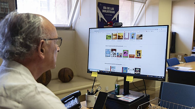 El director de la Biblioteca de Castilla y León José Lorenzo Jiménez, ante la web de eBiblio