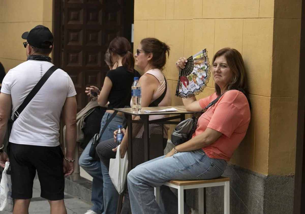 Una mujer se abanica en la terraza de un bar de Córdoba